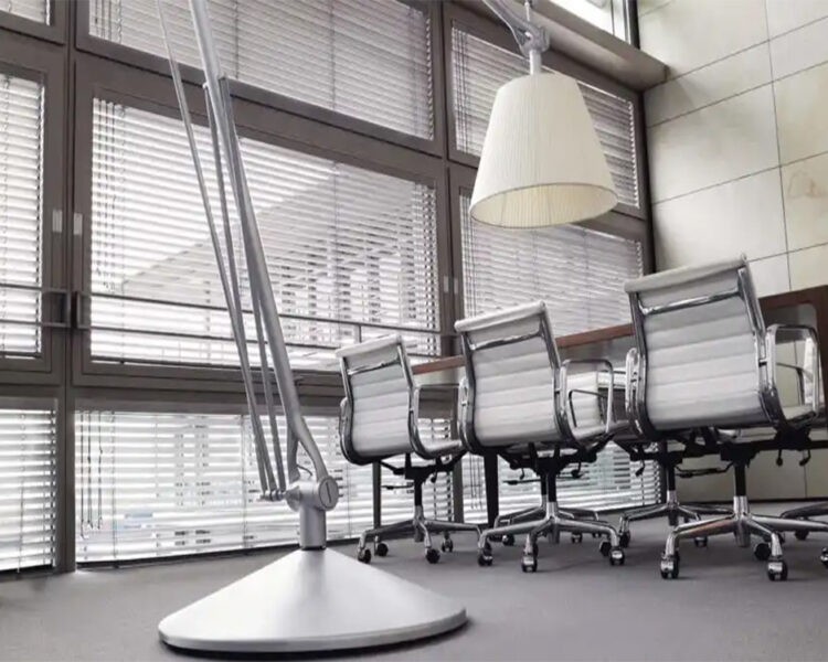 cortinas-venecianas-gris-isntaladas-en-una-oficina-moderna