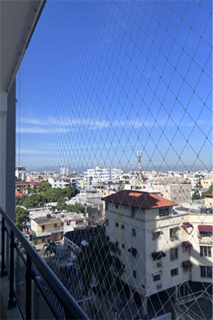 malla-de-seguridad-instalada-en-balcon-moderno