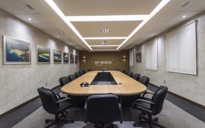 Múltiples Cortinas Enrollables Screen instaladas en una sala de conferencia
