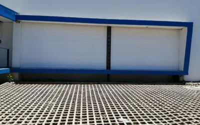 shutters-instalados-por-blinds-company-para-proteger-entrada-al-garage