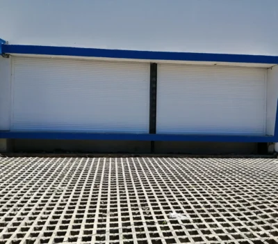 shutters-instalados-por-blinds-company shutters-instalados-por-blinds-company-para-proteger-entrada-al-garage