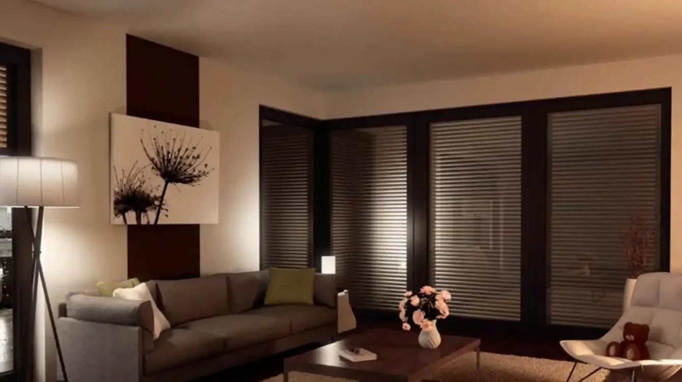 shutters-protegiendo-sala shutters-protegiendo-sala-de-luz-y-la-entrada-tambien-brindando-privacidad
