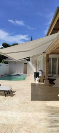 toldo-instalado-por-blinds-company-sobre-una-piscina-de-un-hogar-en-punta-cana