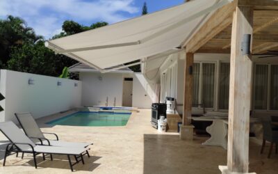 toldo-instalado-por-blinds-company-sobre-una-piscina-de-un-hogar-en-punta-cana