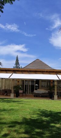toldo-instalado-por-blinds-compnay-sobre-una-estrucutra-abierta
