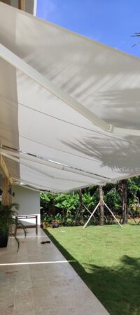 toldo-moderno-de-brazo-instalado-en-un-patio-de-una-casa