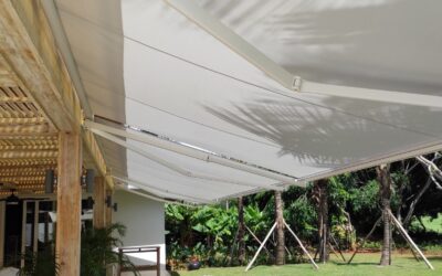 toldo-moderno-de-brazo-instalado-en-un-patio-de-una-casa