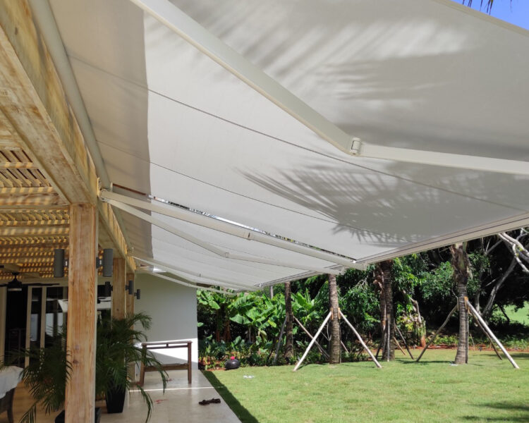 toldo-plegable-tapando-espacio-abierto-en-punta-cana toldo-plegable-tapando-espacio-abierto-en-punta-cana