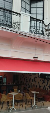 toldo-retractil-con-tela-de-lona-roja-en-un-restaurante