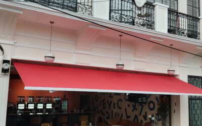 toldo-retractil-con-tela-de-lona-roja-en-un-restaurante