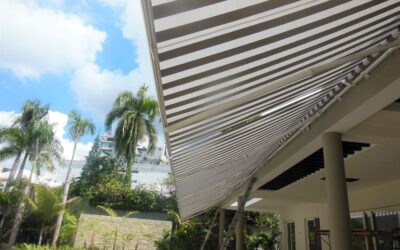 toldo-retractil-de-dos-colores-instalados-sobre-una-piscina
