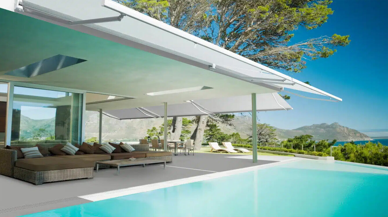 toldo-retractil-de-lona-impermeable-sobre-una-piscina toldo-retractil-de-lona-impermeable-sobre-una-piscina