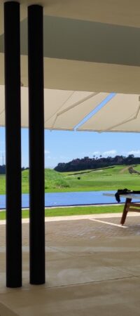 toldo-retractil-para-exterior-de-una-casa-lujosa-con-piscina