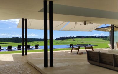 toldo-retractil-para-exterior-de-una-casa-lujosa-con-piscina